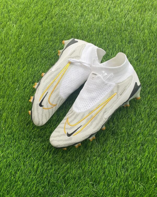 NIKE BOOTS