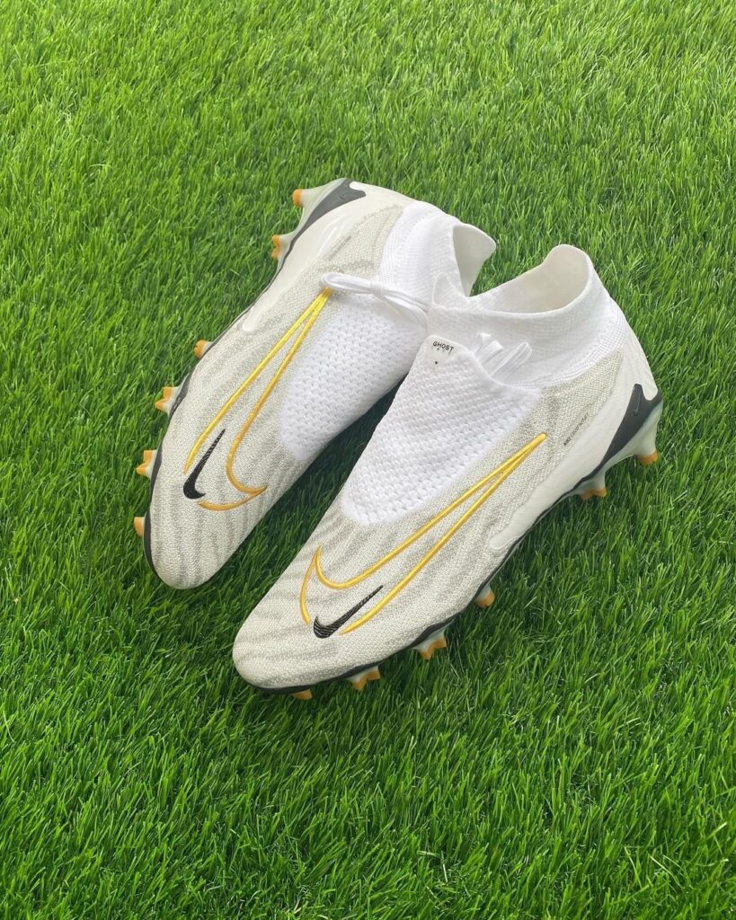 NIKE BOOTS