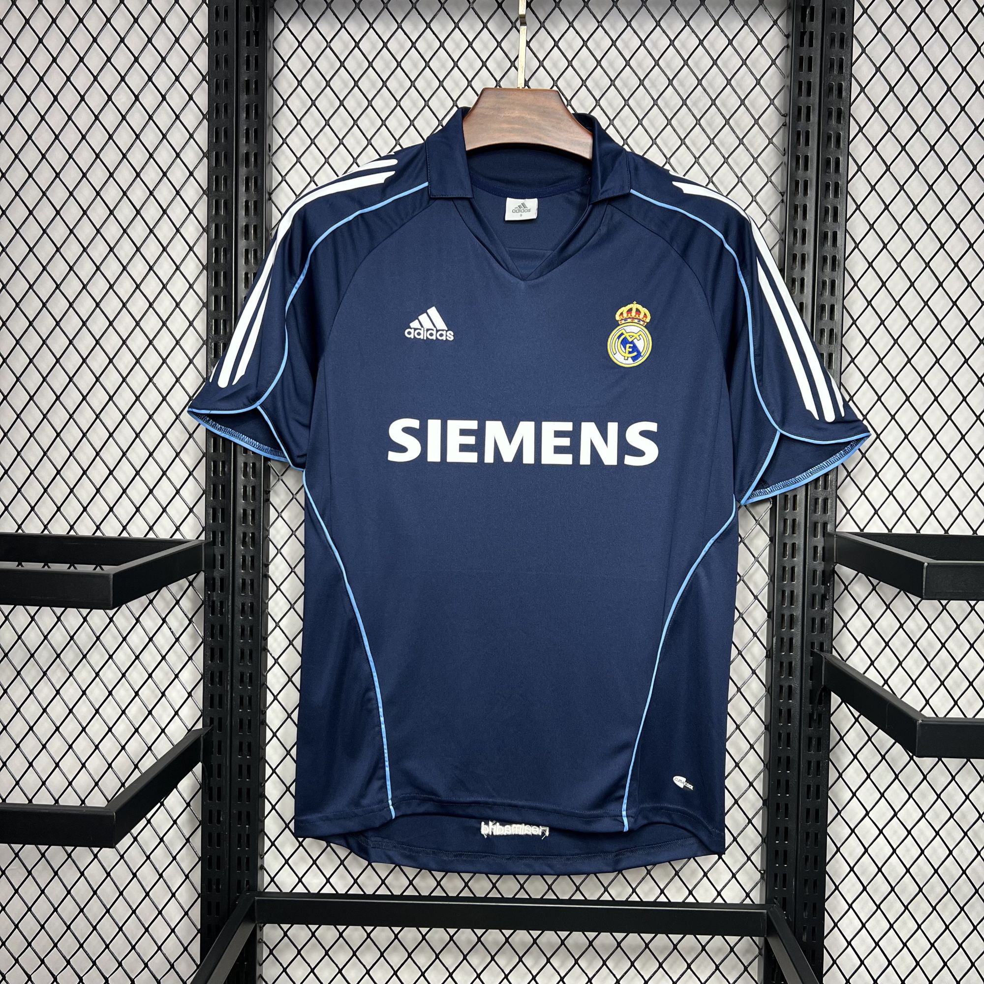 Real Madrid 2005-06 Away Retro Jersey Real Madrid 2005-06 Away Retro Jersey