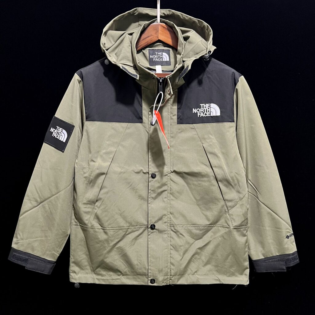 P30 Windbreaker TNF green
