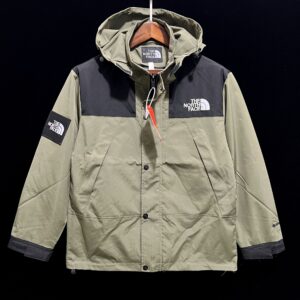P30 Windbreaker TNF green