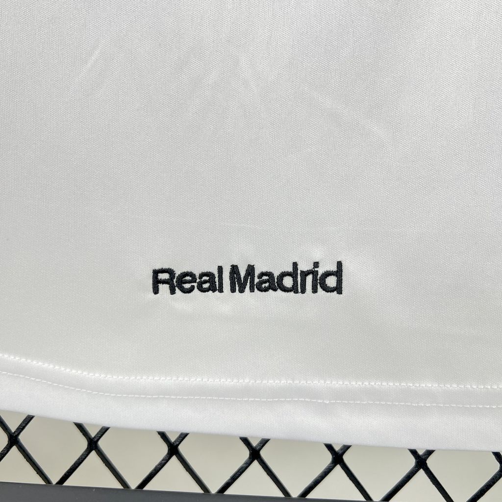 Real Madrid 2005-06 Home Retro Jersey