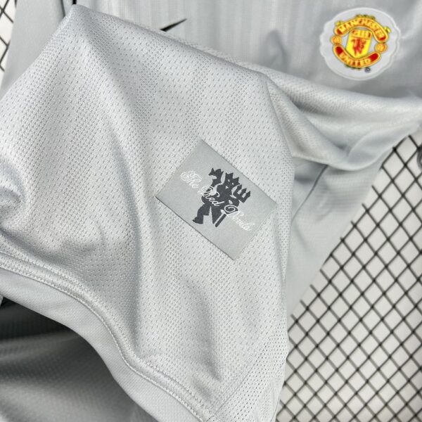 Manchester United 2007-08 Grey Goalkeeper Retro Jersey - Image 3