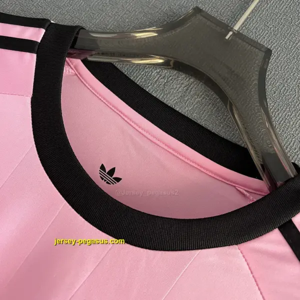 Man Utd GK Pink