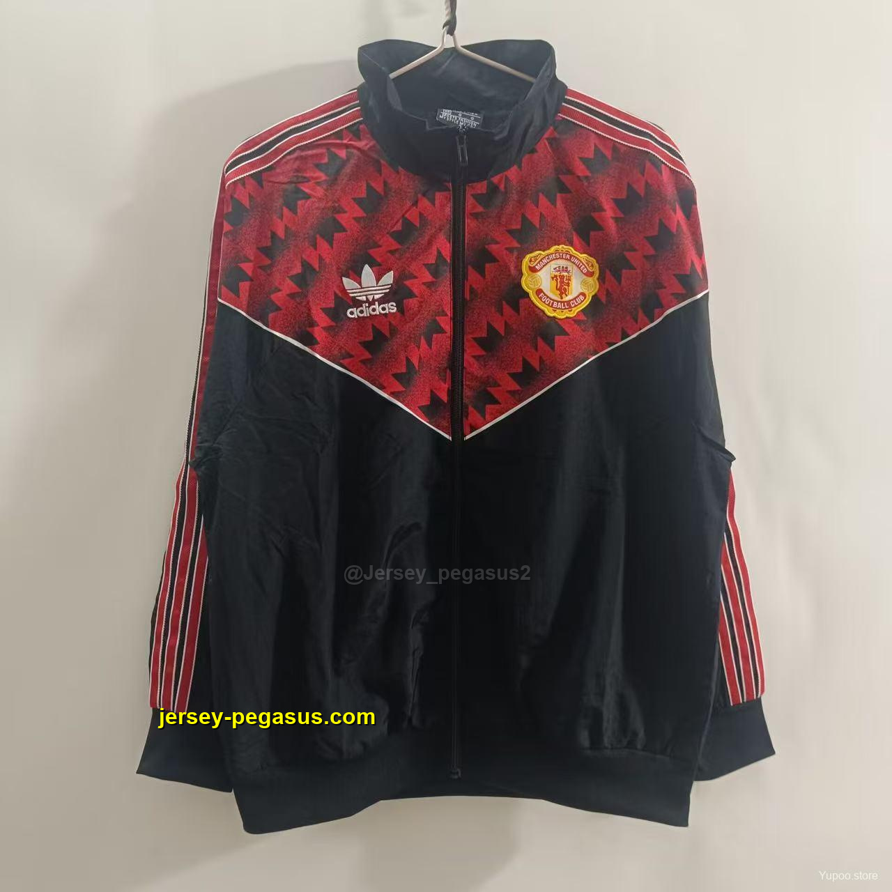 Manchester United Black with Red Zigzag Pattern Windbreaker Manchester United Black with Red Zigzag Pattern Windbreaker