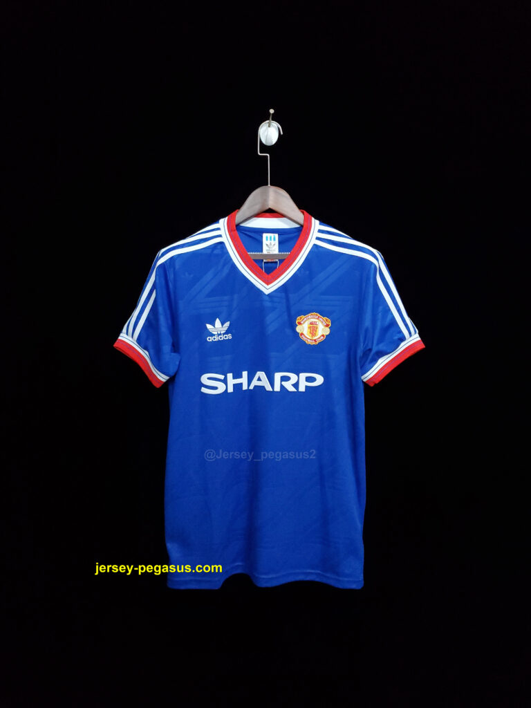 Retro M-u third away