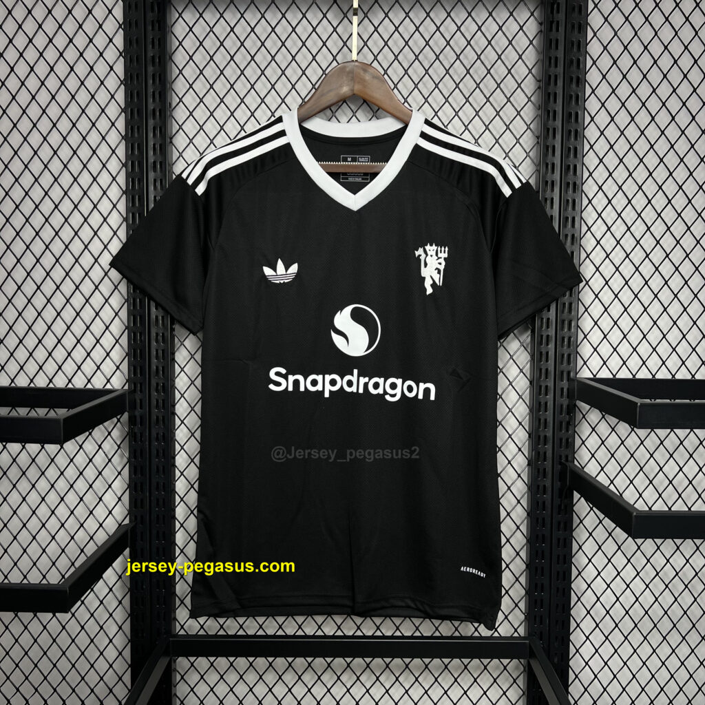 Manchester United Black Goalkeeper Kit