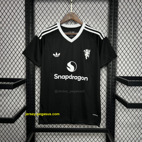 Manchester United Black Goalkeeper Kit Manchester United Black Goalkeeper Kit