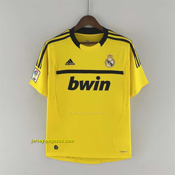 Real Madrid goalkeeper yellow