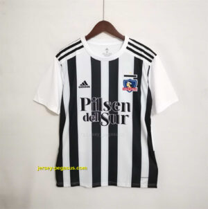 Colo Colo black and white vertical bars