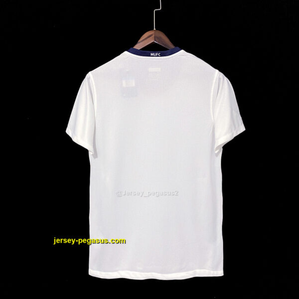 Retro M-u away