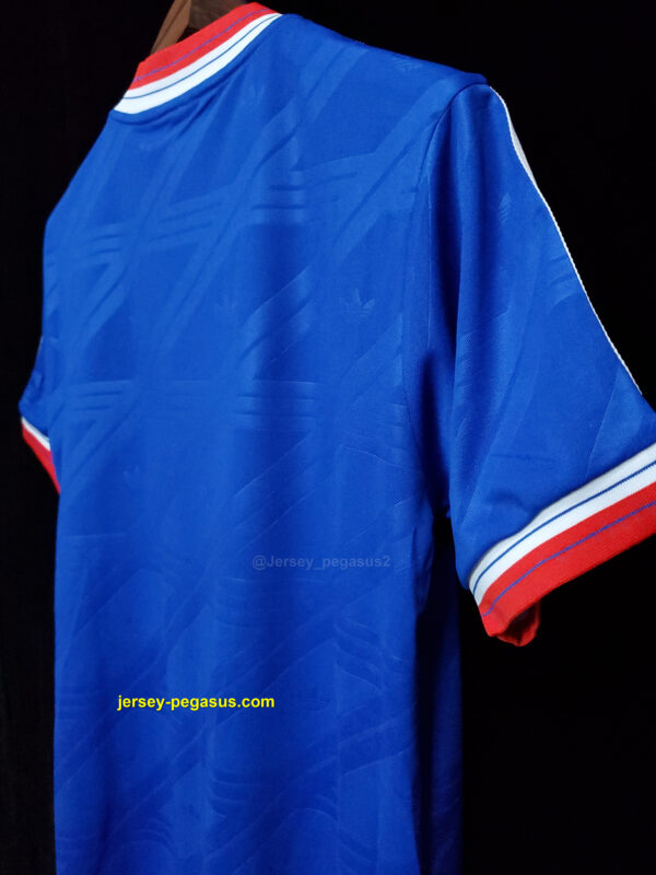Retro M-u third away