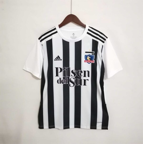 Colo Colo black and white vertical bars