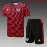 Short-sleeved 2223 Bayern stripes black and red (with cropped pants)