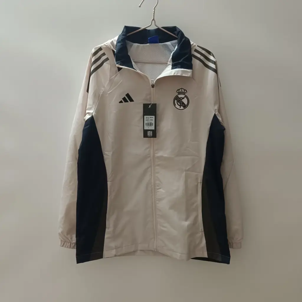2425 Real Madrid fans