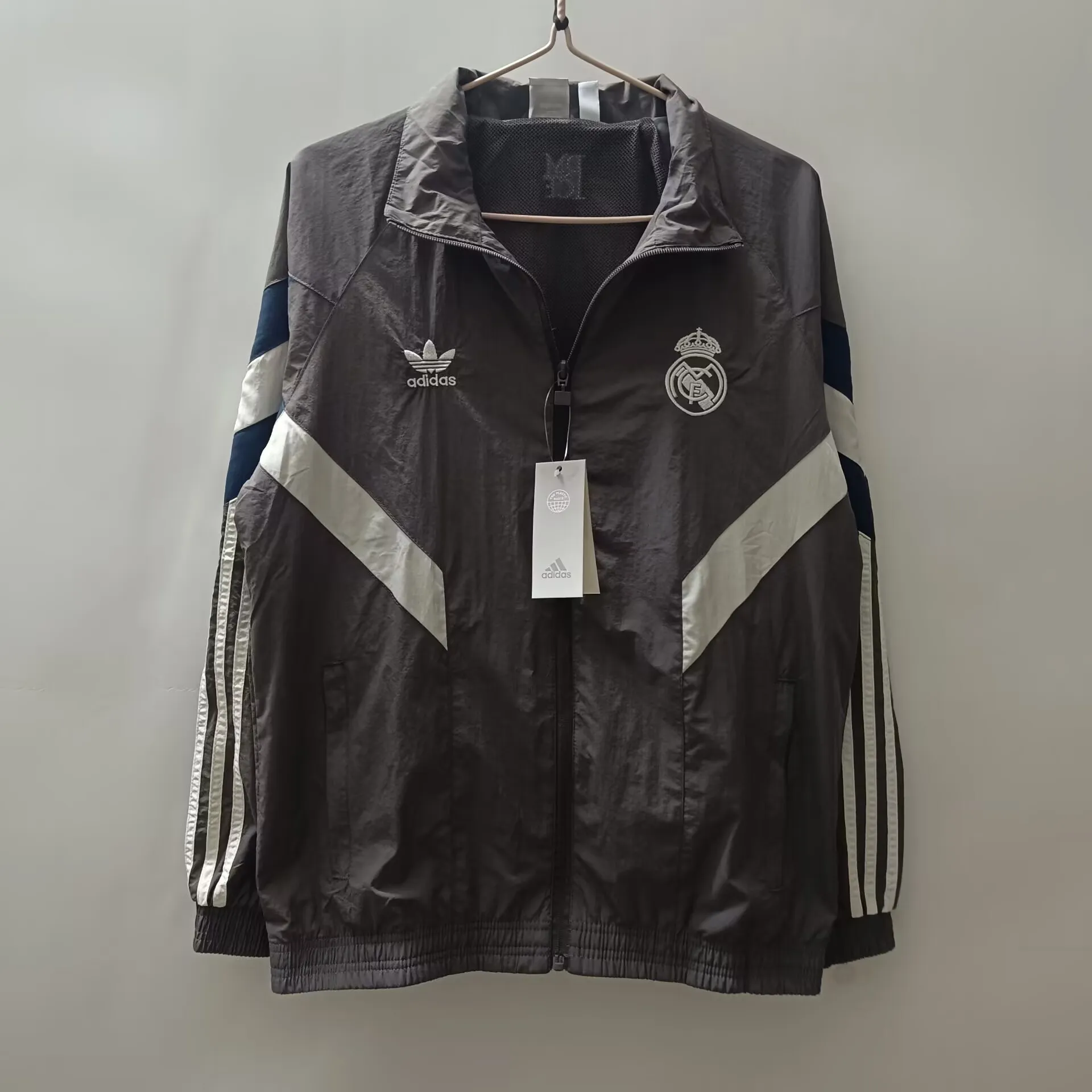 2425 Real Madrid gray embroidered version windproof and waterproof 0085 2425 Real Madrid gray embroidered version windproof and waterproof 0085