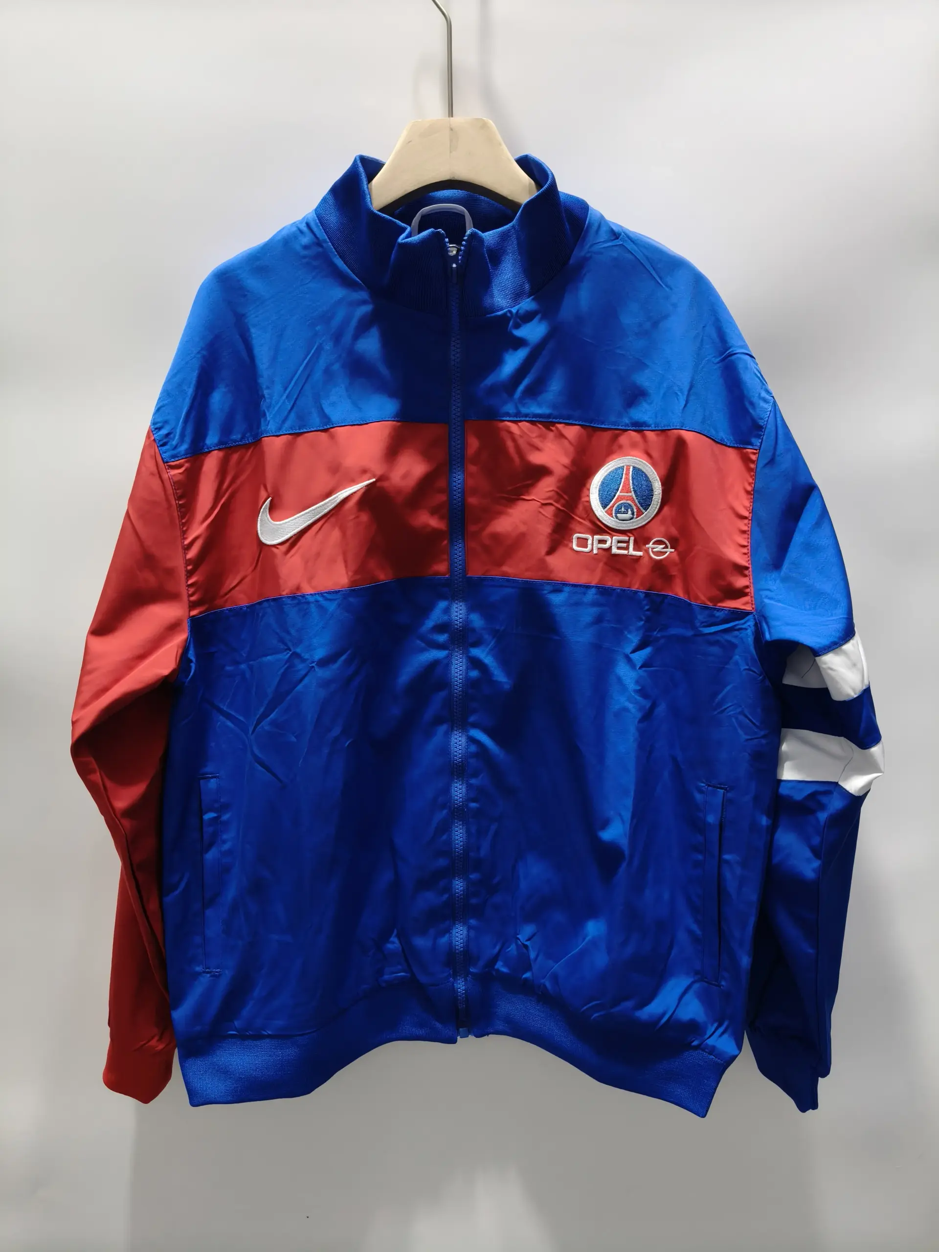 Nike Paris red and blue OPEL single-sided embroidered windbreaker Nike Paris red and blue OPEL single-sided embroidered windbreaker